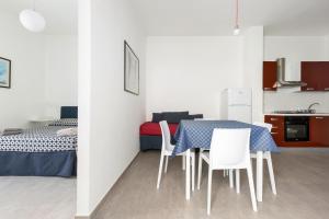una camera con tavolo, sedie e letto di Versomare by BarbarHouse a Porto Cesareo
