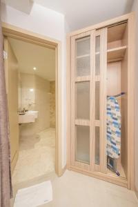 Ein Badezimmer in der Unterkunft Lorin Syariah Solo Hotel