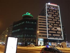 un edificio con un cartel encima por la noche en Apartmani Eleganza & La Vista en Novi Sad