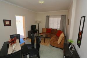 sala de estar con sofá y mesa en Orange House Self Catering, en Aus