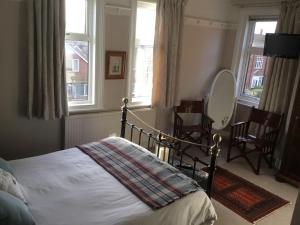 A bed or beds in a room at Lee-Side B&B 