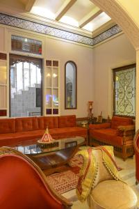 a living room with couches and a coffee table at Maison d'Hôtes Dar Ennassim in La Marsa
