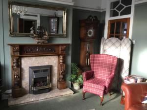 A seating area at Lee-Side B&B 