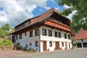 ein großes weißes Haus mit braunem Dach in der Unterkunft Ferienhaus Hubhof in Oberharmersbach