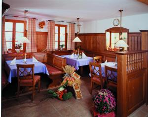 Restaurace v ubytování Hotel - Gasthof Spessarttor & Hotel Bergwiesen - Zimmer mit Balkon