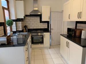 A kitchen or kitchenette at Gordon House - Kettering