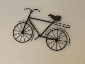uma bicicleta preta pendurada numa parede em Gordon House - Kettering em Kettering