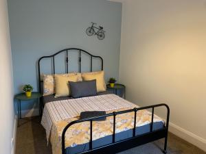 um quarto com uma cama com duas mesas em Gordon House - Kettering em Kettering