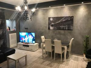 TV a/nebo společenská místnost v ubytování Manhattan House