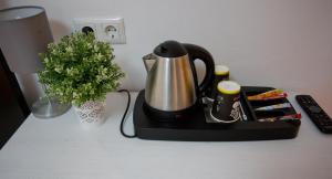 eine Kaffeemaschine auf einer Theke neben einer Anlage in der Unterkunft Hotel Frankenthaler Hof in Frankenthal