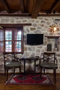 Televízia a/alebo spoločenská miestnosť v ubytovaní Boutique Hotel Kokkino Spiti