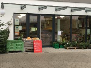 un frente de tienda con un cartel delante en Ferienwohnungen Weinstadt, en Weinstadt