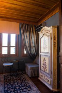 een kamer met een bed, een tafel en een raam bij Boutique Hotel Kokkino Spiti in Veria