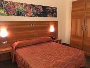 Postel nebo postele na pokoji v ubytování Hotel Langhe & Monferrato