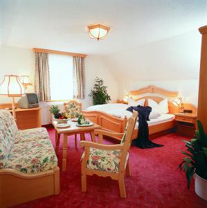 Posezení v ubytování Hotel - Gasthof Spessarttor & Hotel Bergwiesen - Zimmer mit Balkon