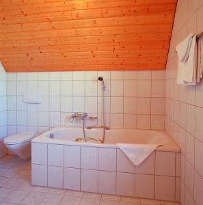 Koupelna v ubytování Hotel - Gasthof Spessarttor & Hotel Bergwiesen - Zimmer mit Balkon
