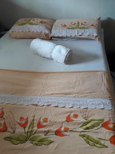 a bed with a rolled up towel on it at Hostel Cult MR Alagoas in Arapiraca