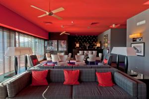 a living room with a couch and red ceilings at Hotel Casino Chaves in Chaves
