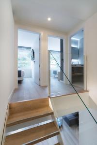 una escalera de cristal en una casa con sala de estar en Hotel Distrito Oeste, en San Sebastián