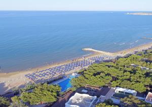 una vista aérea de una playa con sombrillas en Villaggio Gabbiano Beach en Vieste
