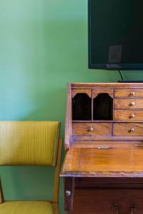 Televízia a/alebo spoločenská miestnosť v ubytovaní Frími Boutique Rooms b&b