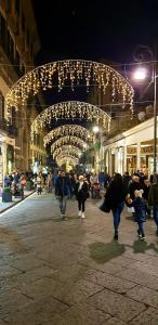 Calabritto Suite في نابولي: مجموعة من الناس يسيرون في الشارع في الليل