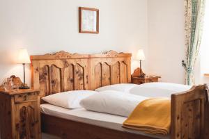 Ένα ή περισσότερα κρεβάτια σε δωμάτιο στο Hotel-Gasthof Weitgasser