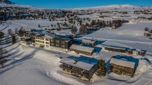 an aerial view of a resort in the snow at Øigardseter Fjellstue in Høvringen