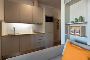 a kitchen with a couch and a sink in a room at Pretty 163 in Porto