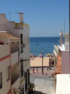 Blick auf den Strand von einem Gebäude in der Unterkunft Casa da Praia in Armação de Pêra + 9 Fotos
