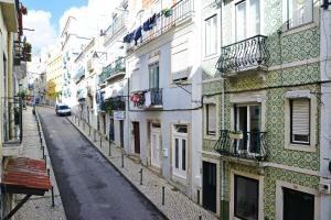 リスボンにあるSantana 1 - Checkinhomeの建物のある街の空き道