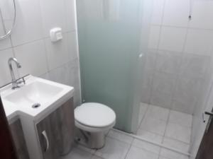 een badkamer met een toilet, een wastafel en een douche bij Praia da Ilhota, lado de Baneário Camboriú in Itapema