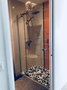 y baño con ducha y puerta de cristal. en STUDIO FACE MER PORNICHET – VUE BAIE DE LA BAULE en Pornichet