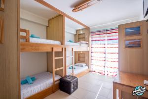 Postel nebo postele na pokoji v ubytování Peniche Surfcamp Hostel