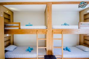 Postel nebo postele na pokoji v ubytování Peniche Surfcamp Hostel