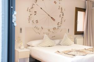 ein Schlafzimmer mit einer großen Uhr an der Wand in der Unterkunft Apartamentos Turísticos Pueri Cantores in Burgos