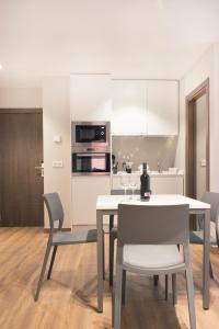 a kitchen and dining room with a table and chairs at Apartamentos Turísticos Pueri Cantores in Burgos