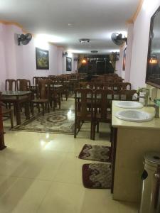 ein Restaurant mit Tischen und Stühlen und ein Esszimmer in der Unterkunft Quoc Thai Sapa Hotel in Sa Pa