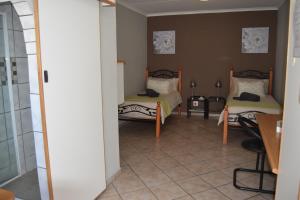 un pasillo con 2 camas en una habitación en Home Sweet Home, en Keetmanshoop