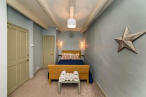 una camera con un letto e una stella sul muro di Perkins Cottage a Whitby