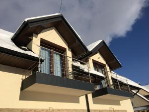 budynek z balkonem na szczycie w obiekcie Silver Residence w Rabce