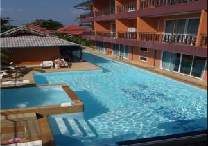 Bazén v ubytování Lanta Fevrier Resort nebo v jeho okolí