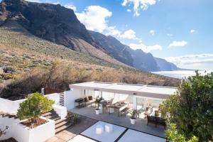 Cette villa offre une vue sur l'océan et les montagnes. dans l'établissement Villa Luxury Punta de Teno - Canary Good Vibes, à Buenavista del Norte