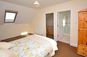Un pat sau paturi într-o cameră la Cottage 323 - Cleggan