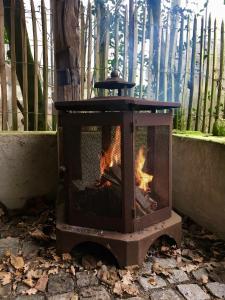 a wood stove with a fire in a yard at De Zoete Aagt in Groesbeek