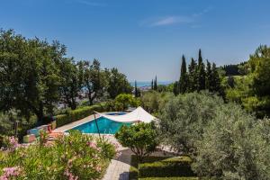 un jardin avec une piscine et des arbres dans l'établissement Villa Claudia, à Alba Adriatica