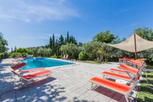 - un groupe de chaises longues et une piscine dans l'établissement Villa Claudia, à Alba Adriatica