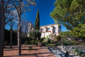 a house with a garden in front of it at B&B Chez Max in Figanières