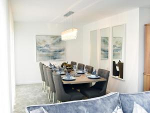 a dining room with a table and chairs at Hawthorn in Cheltenham