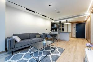 sala de estar con sofá y mesa en Amazing Apartment with Incredible Views (MLG), en Londres